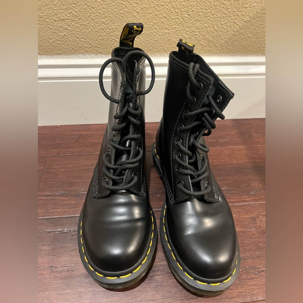 Dr. Martens color: black size: US 6